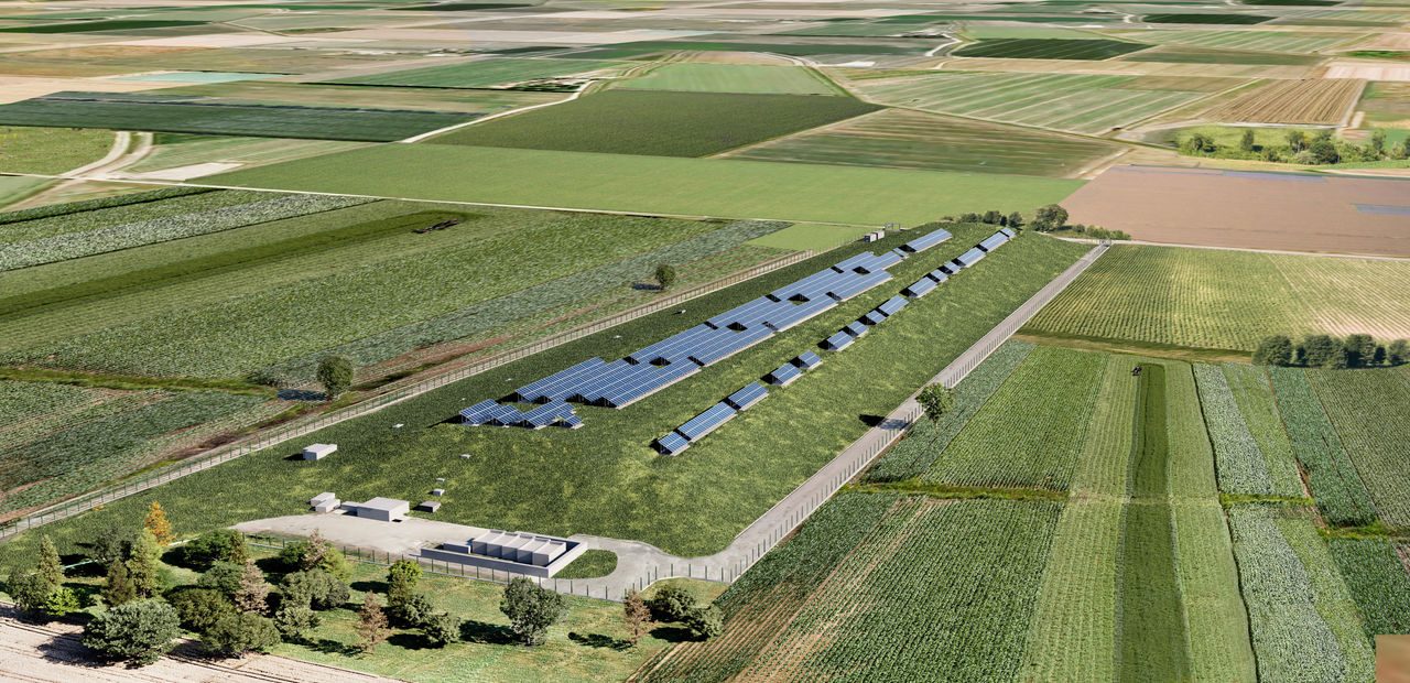 un terreno con pannelli fotovoltaici