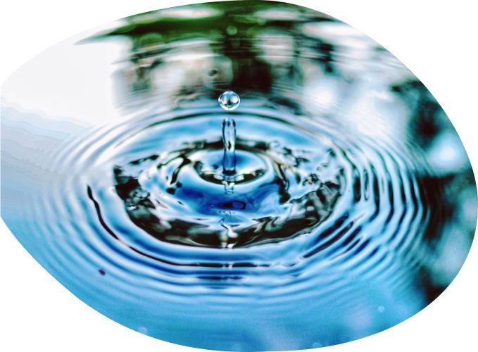 Goccia che cade nell'acqua creando delle onde Goccia che cade nell'acqua creando delle onde