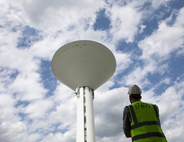 operaio Iren di spalle che guarda la Torre Serbatoio della Centrale idrica Reggio Est