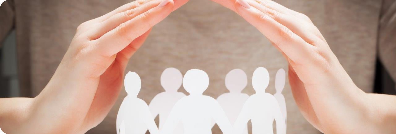 Ragazzo in un ufficio spiega ad una ragazza tutti i servizi Iren sulla raccolta differenziata ed i vari processi successivi