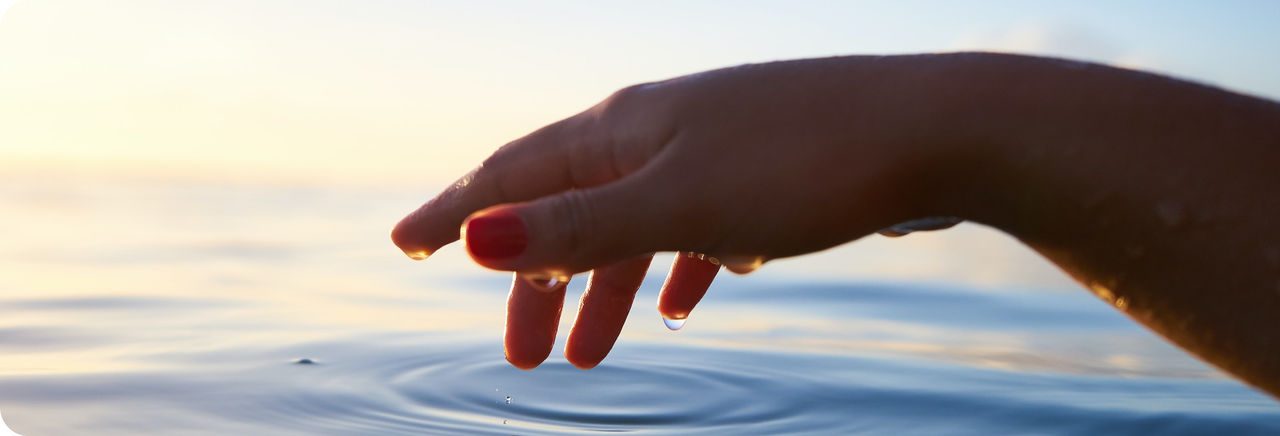 Mano che tocca dell'acqua