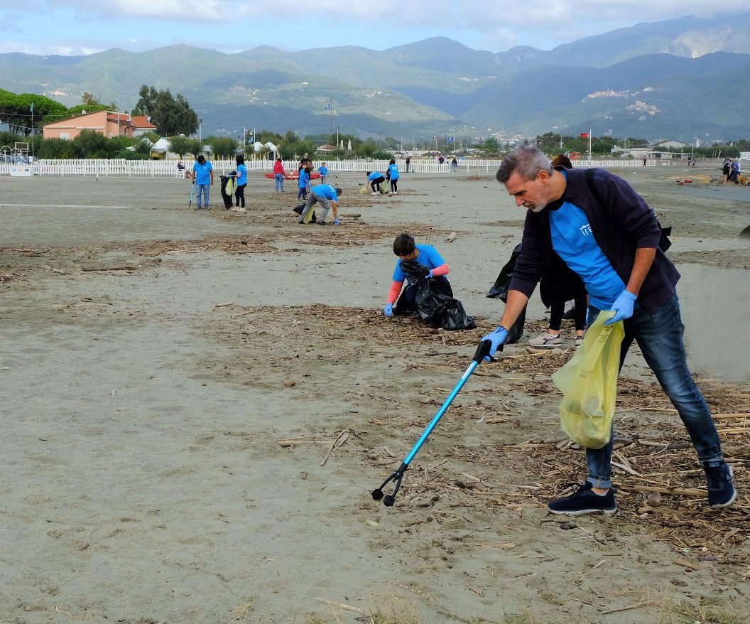Gruppo di volontari Iren raccoglie immondizia sulla spiaggia pulendola