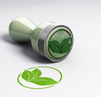 Timbro verde da cui viene stampata una foglia verde simbolo di sostenibilità