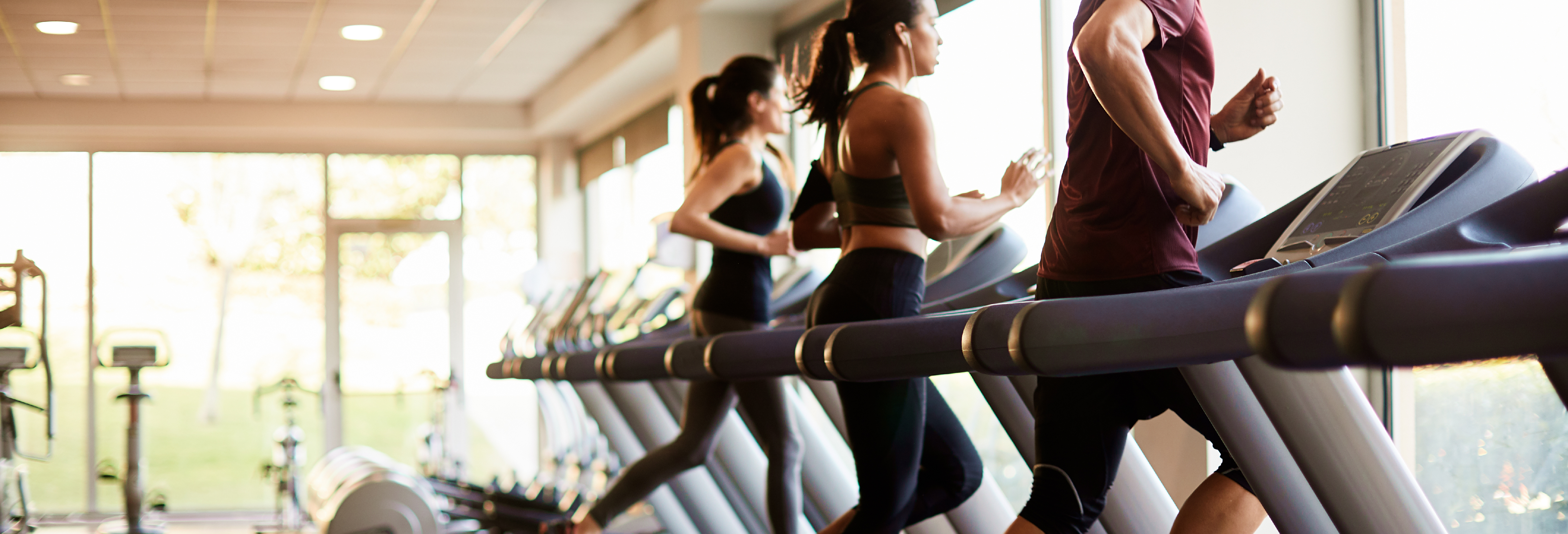 Persone in palestra che corrono sul tapis roulant