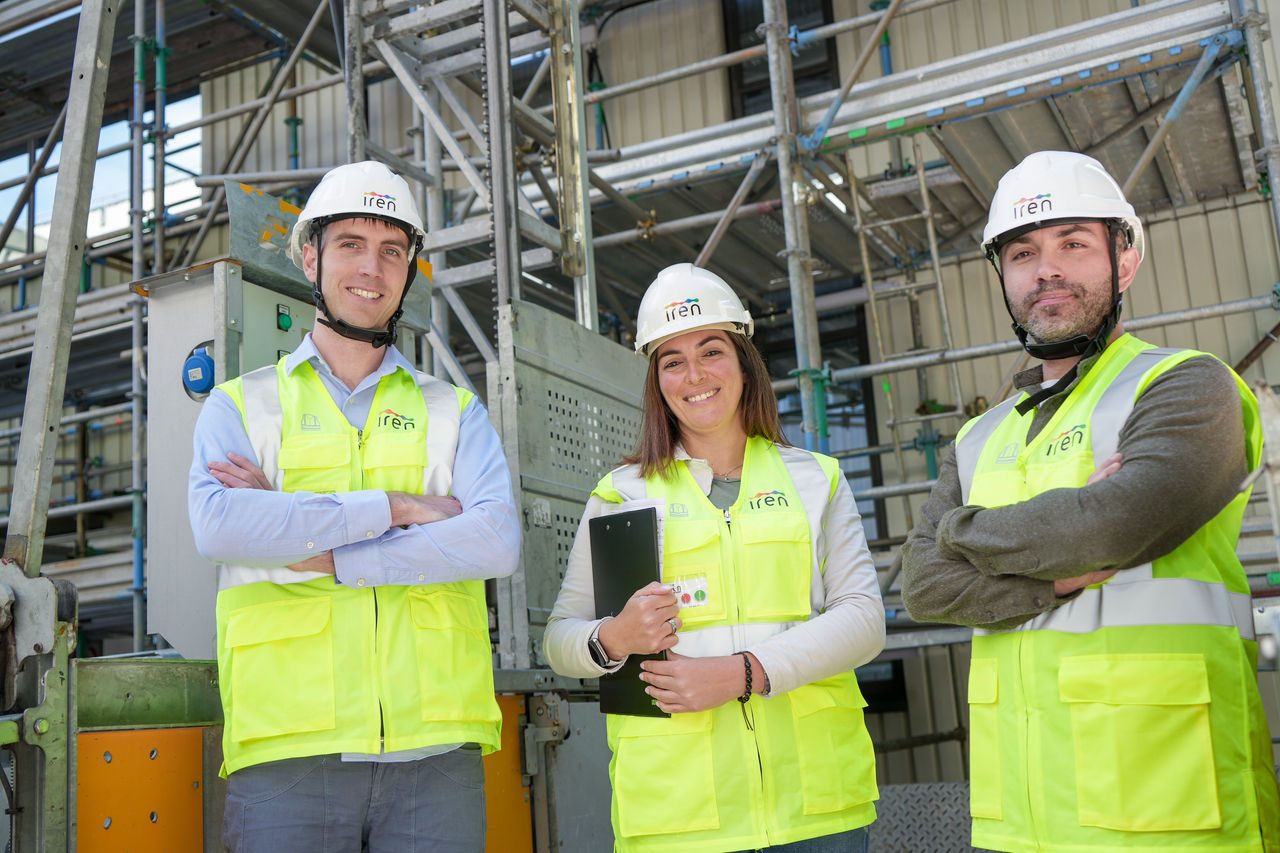 tre dipendenti iren con dispositivi di sicurezza in un cantiere industriale