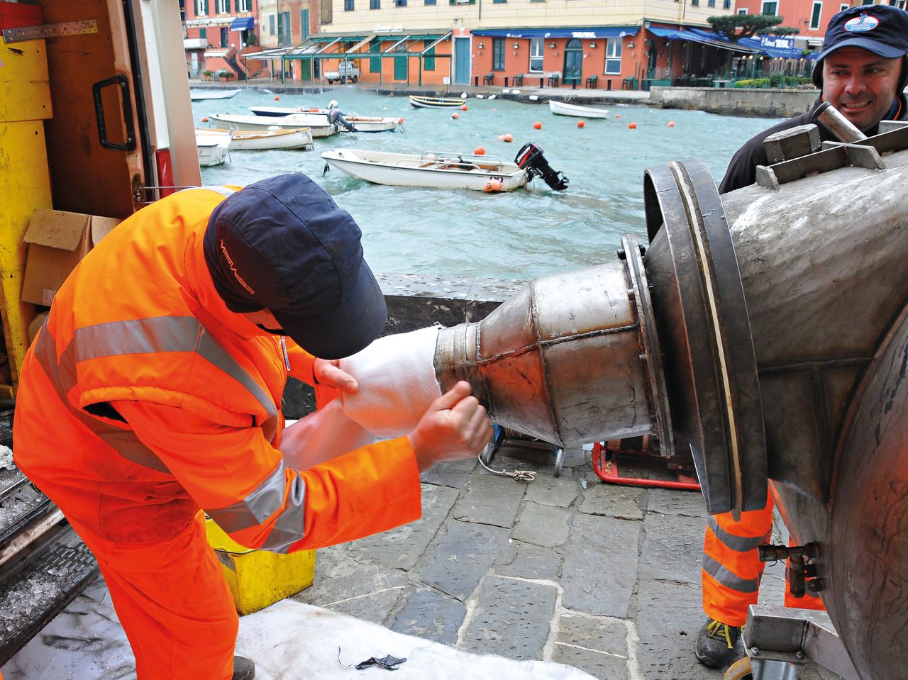 Tecnico Iren operativo a lavoro nel settore idrico