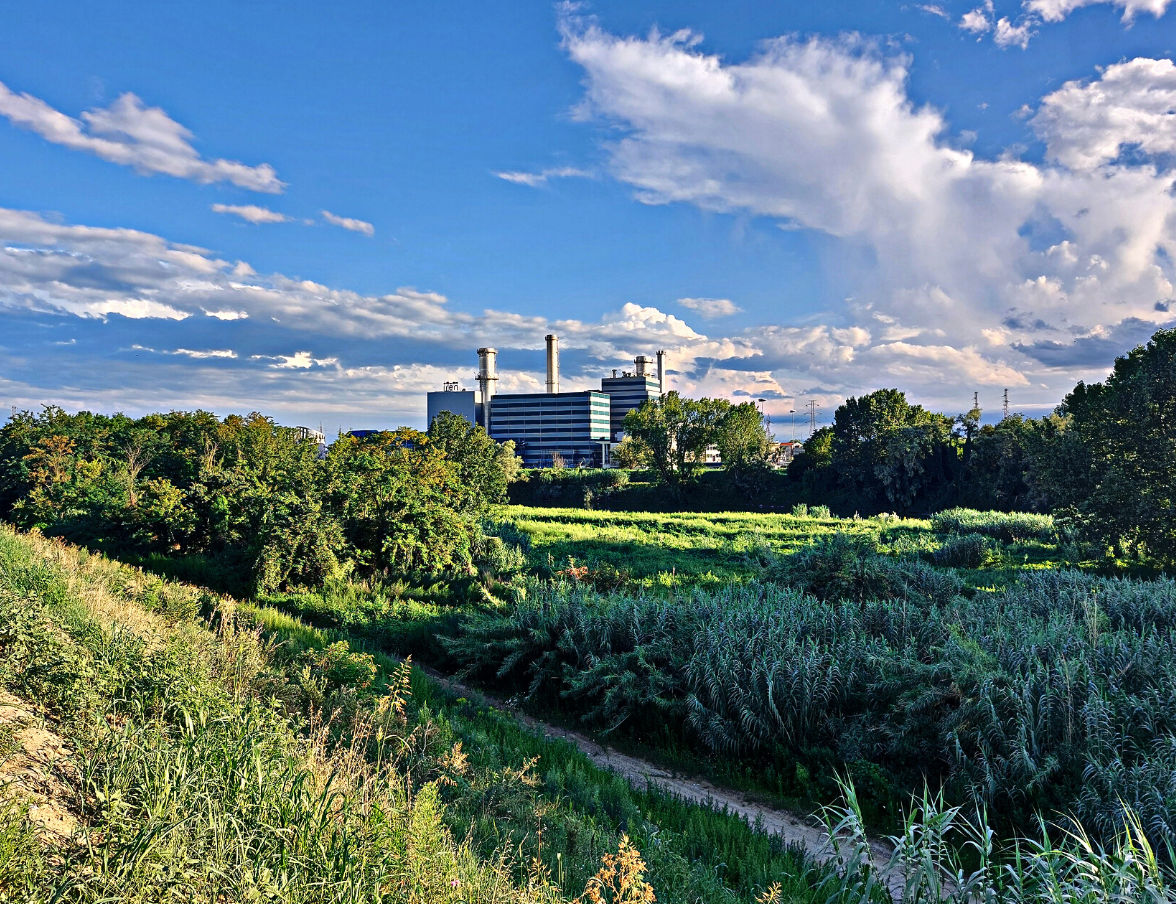 Vista da lontano dell'Impianto termoelettrico di Moncalieri Torino