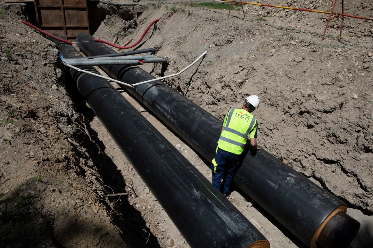 Tecnico Iren che lavora sui tubi del teleriscaldamento