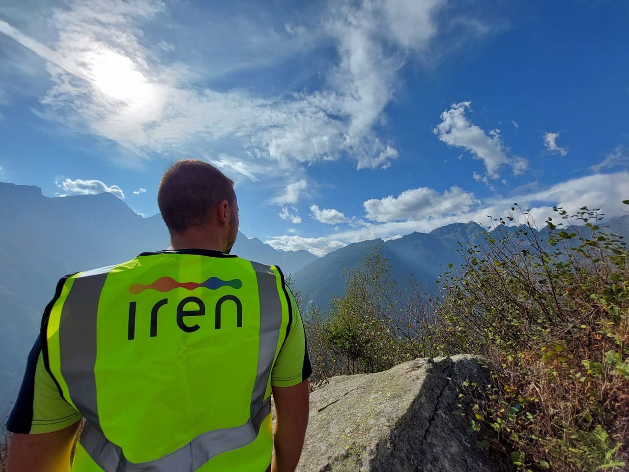 personale Iren con pettorina in montagna