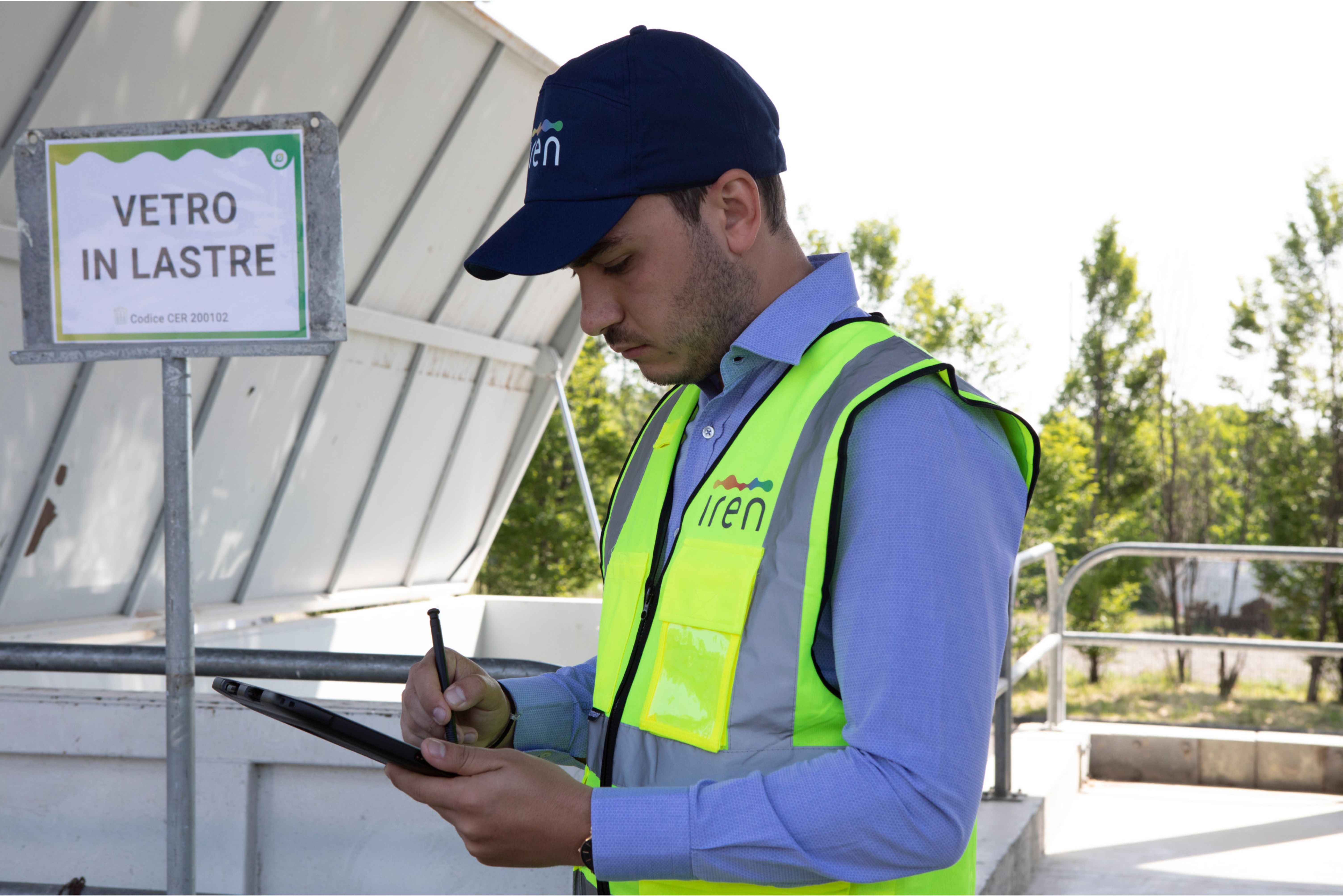 operatore Iren in centro di raccolta