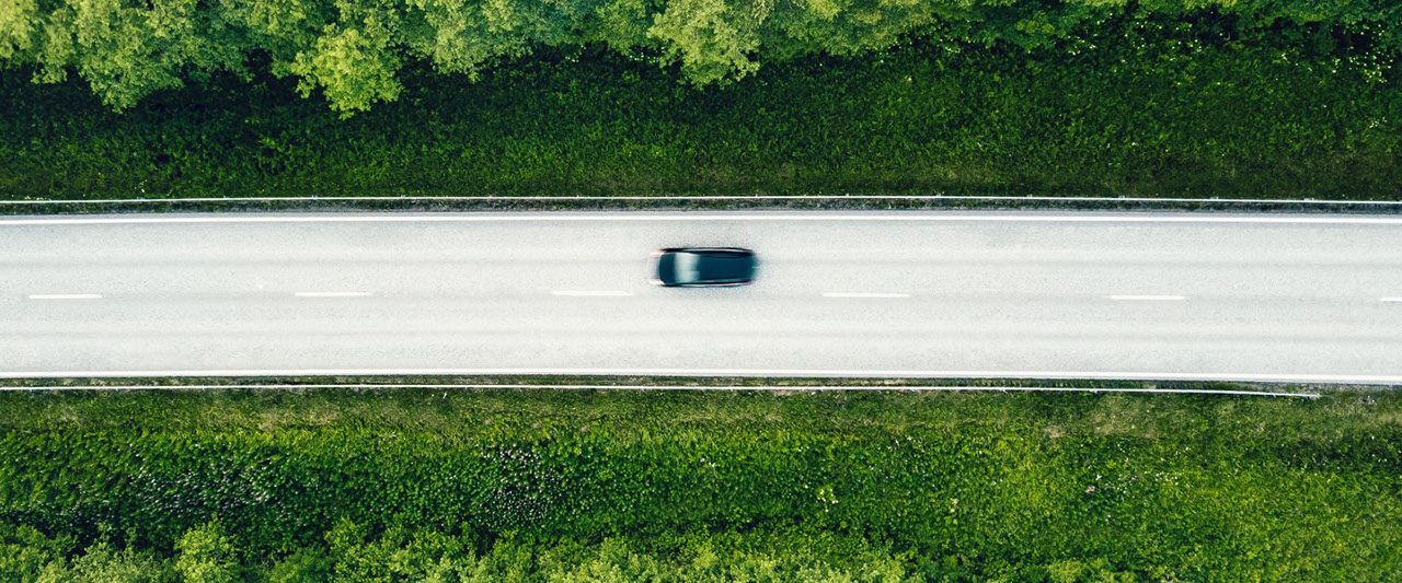 macchina in autostrada