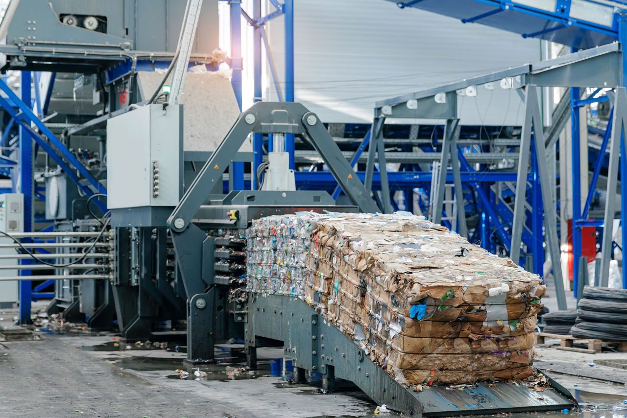 impianto di riciclo macchinari per la compressione dei rifiuti smistati in balle per una gestione dei rifiuti eco-compatibile