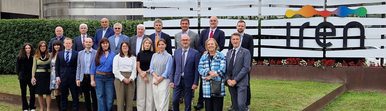 Foto di gruppo dei rappresentanti Ireti e dei delegati DSO Entity davanti alla sede del Gruppo Iren a Torino, durante la visita ufficiale.