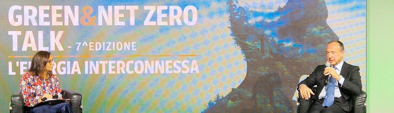 Luca Dal Fabbro, Presidente del Gruppo Iren, interviene al microfono durante la settima edizione dei Green & Net Zero Talk promossi da RCS Academy, seduto sul palco accanto alla moderatrice davanti a uno schermo con la scritta “L’energia interconnessa”. Luca Dal Fabbro, Presidente del Gruppo Iren, interviene al microfono durante la settima edizione dei Green & Net Zero Talk promossi da RCS Academy, seduto sul palco accanto alla moderatrice davanti a uno schermo con la scritta “L’energia interconnessa”.