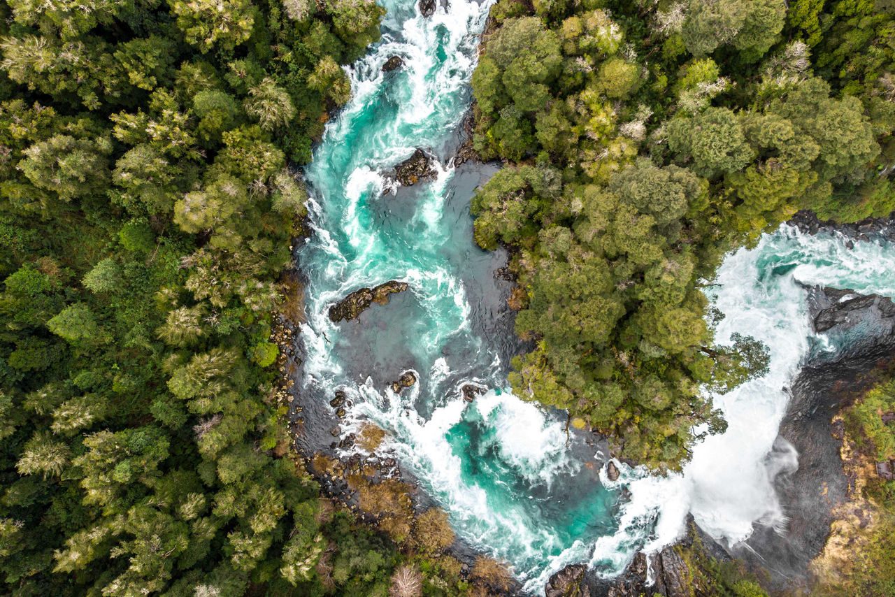 fiume che scorre nella natura