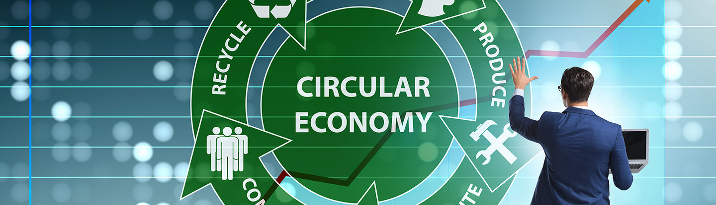 Uomo d'affari di spalle osserva un grafico con frecce e icone che rappresentano il ciclo dell’economia circolare: produrre, consumare, riciclare, riparare, riutilizzare.