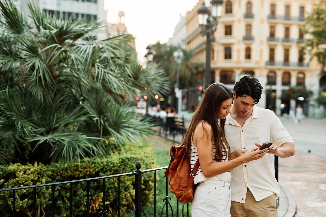 coppia che si gode una giornata di sole passeggiando insieme in un'affascinante area urbana