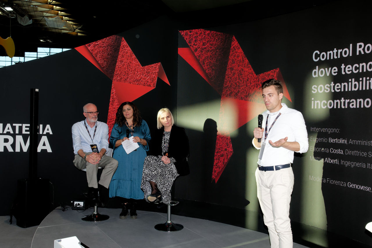 dibattito nello stand iren a ecomondo
