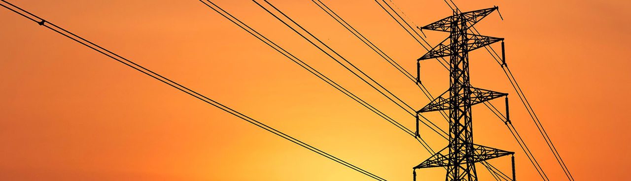 Reti elettriche con sfondo un tramonto estivo
