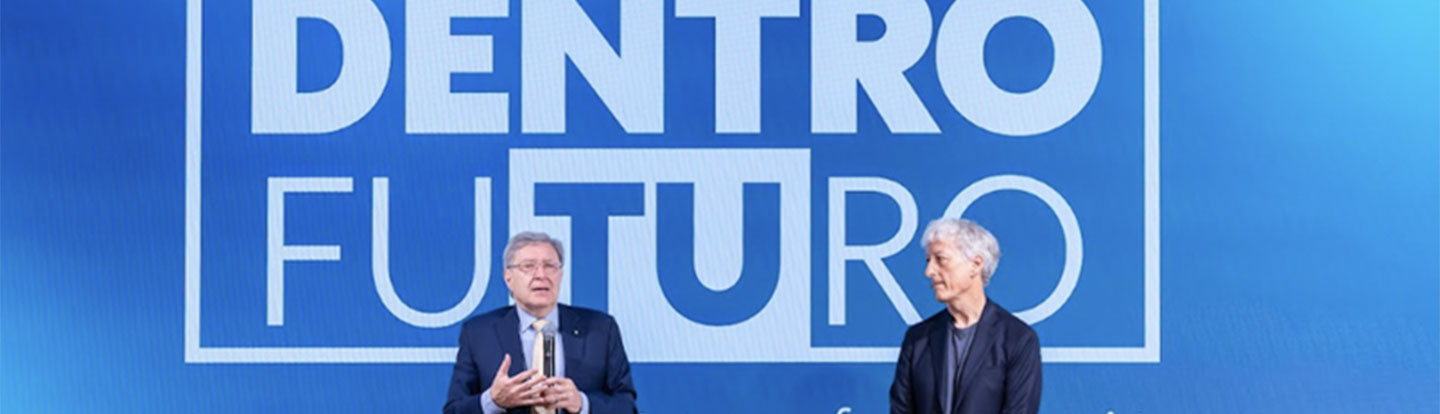 Due relatori seduti sul palco durante una conferenza, con lo sfondo blu del logo “CI SEI DENTRO IL FUTURO”