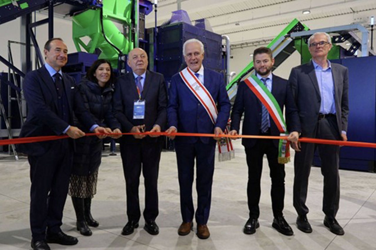 taglio del nastro all'inaugurazione del nuovo impianto per il trattamento dei RAEE di Iren a Terranuova Bracciolini