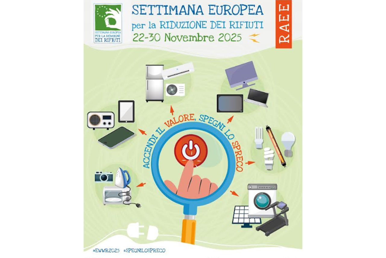 ocandina della Settimana Europea per la Riduzione dei Rifiuti 2025, dedicata ai RAEE, con una mano che preme un pulsante di accensione circondata da elettrodomestici e dispositivi elettronici. Lo slogan recita: “Accendi il valore, spegni lo spreco”.