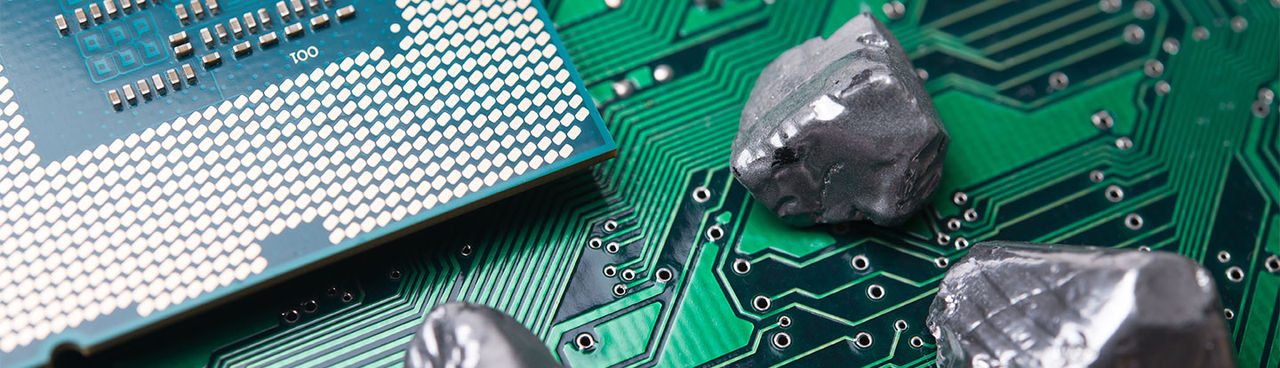 Elemento di terre rare minerali e CPU su sfondo di circuiti elettronici verdi.