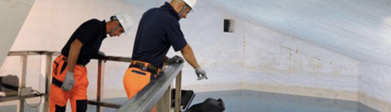 tecnici iren lavorano con acqua