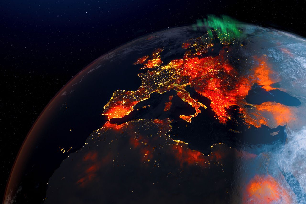 Rappresentazione satellitare notturna dell’Europa con aree illuminate e zone rosse che simboleggiano l’aumento delle temperature dovuto alla crisi climatica.
