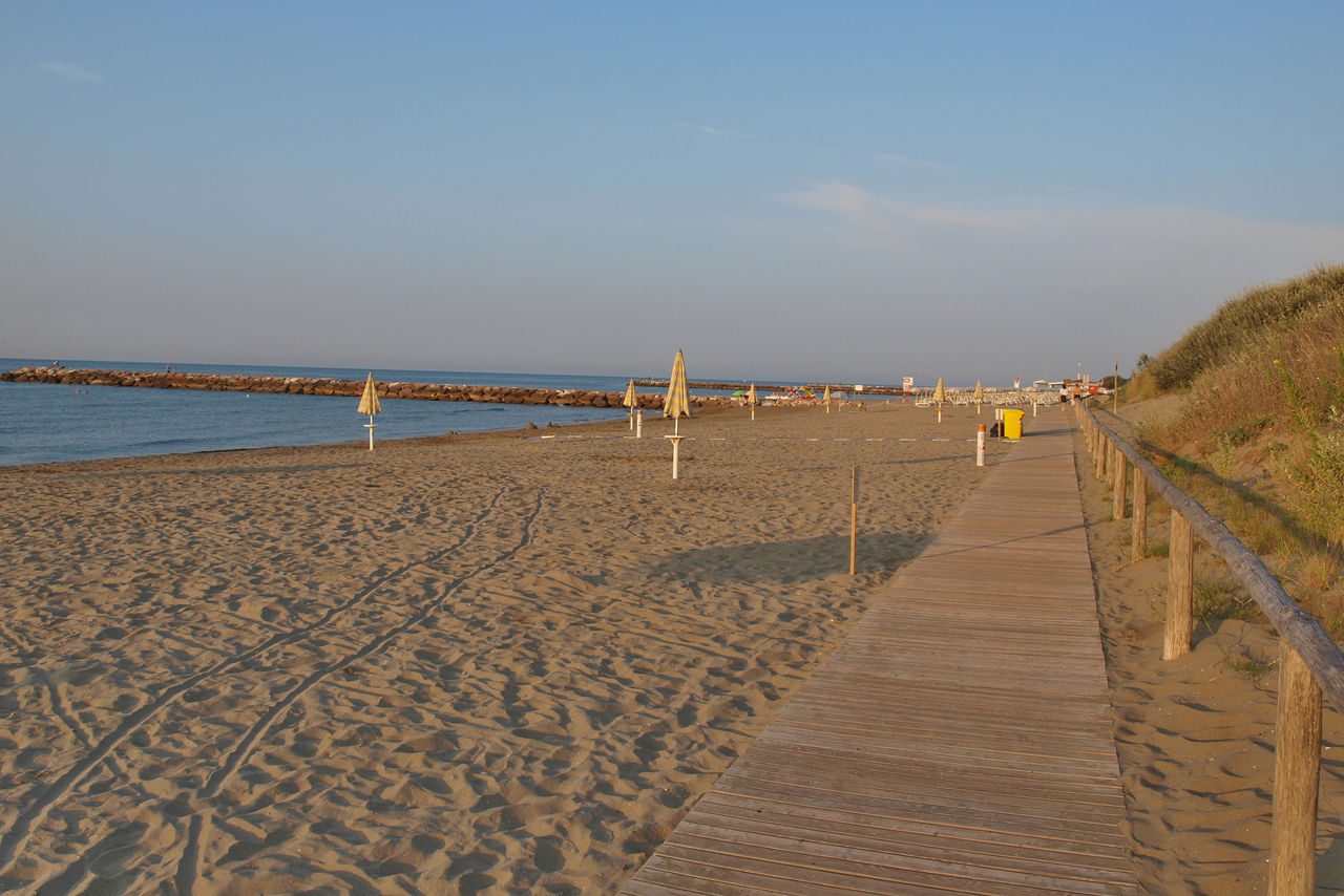 percorso pedonale in legno sulla spiaggia con vista mare