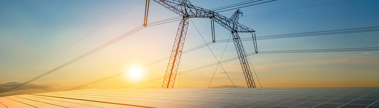 reti elettriche con tramonto in cielo sullo sfondo