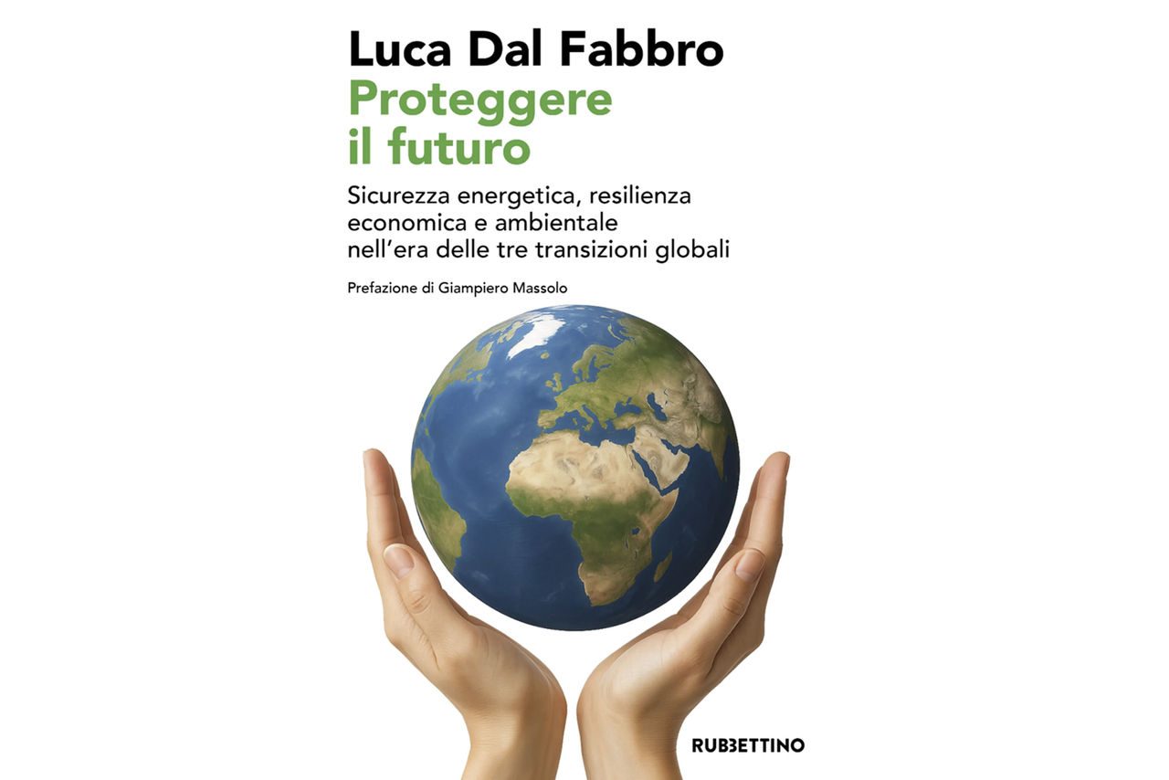 Copertina del libro “Proteggere il futuro” di Luca Dal Fabbro, con due mani che sorreggono un mappamondo e un sottotitolo dedicato alla resilienza energetica e ambientale.