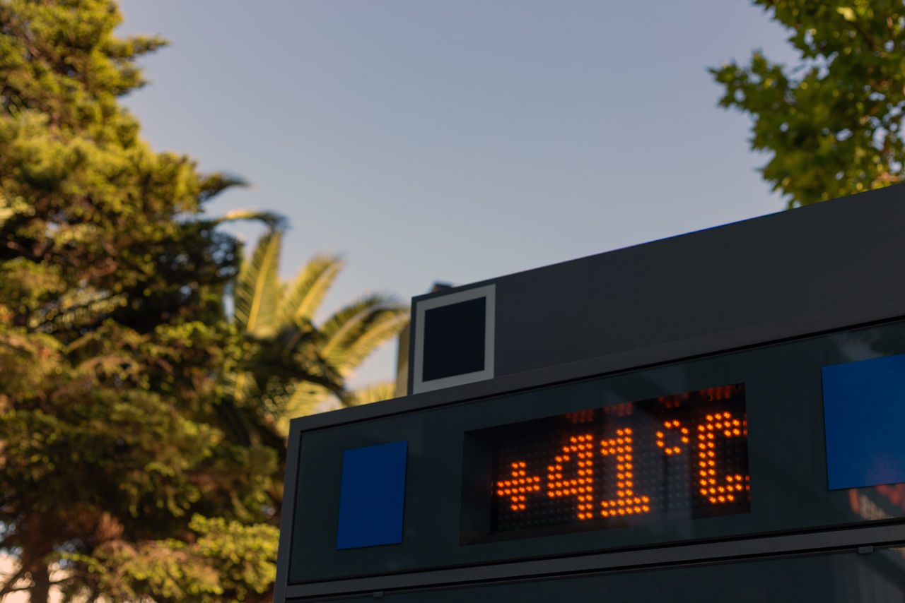 Display elettronico in città mostra temperatura di +41°C.