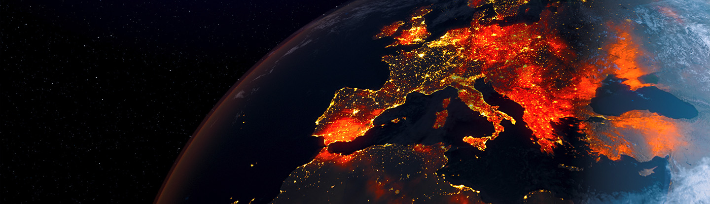 Visualizzazione satellitare notturna dell’Europa con zone di calore illuminate.
