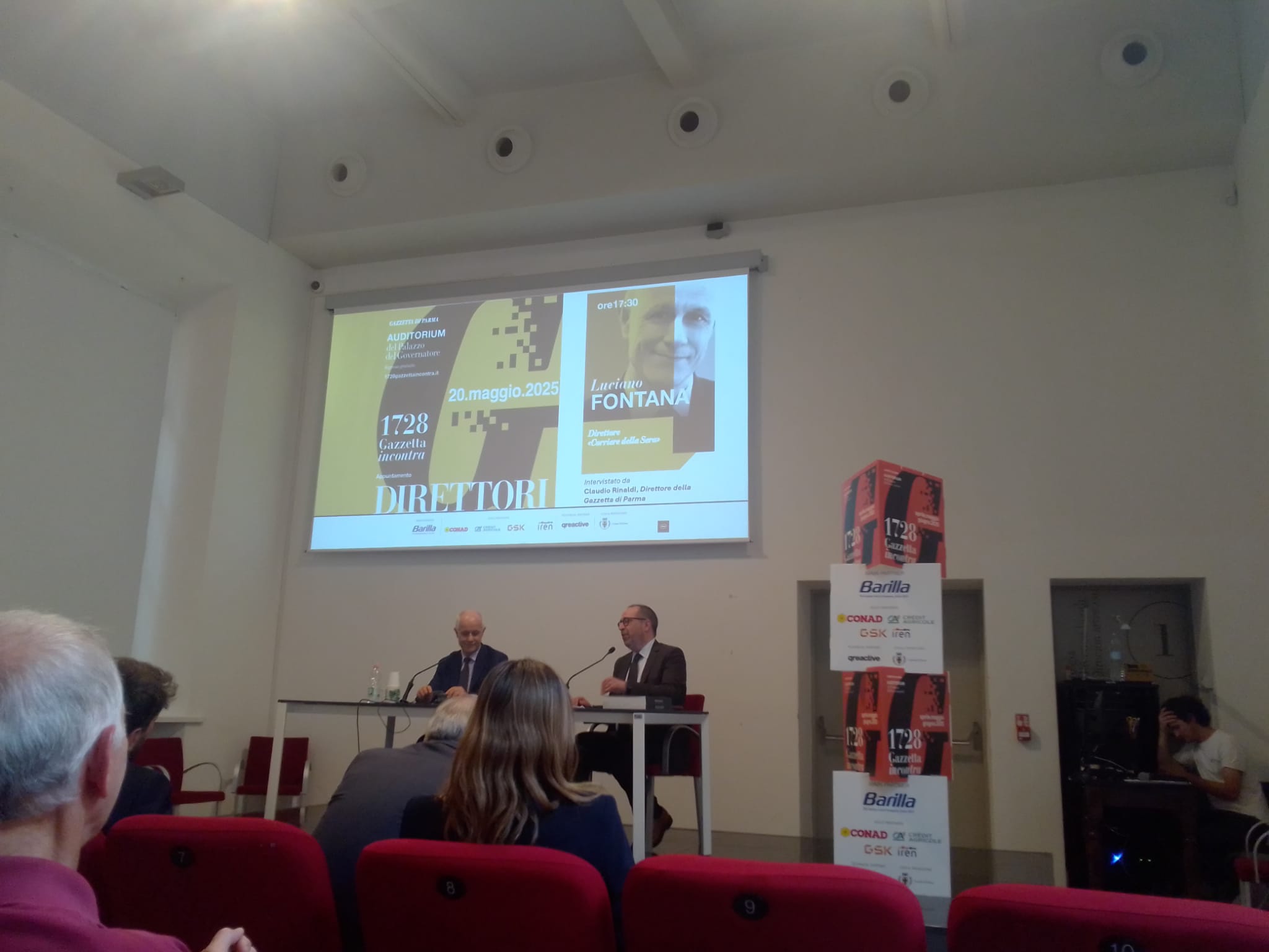 il palco durante l'incontro 1728 GazzettaIncontra