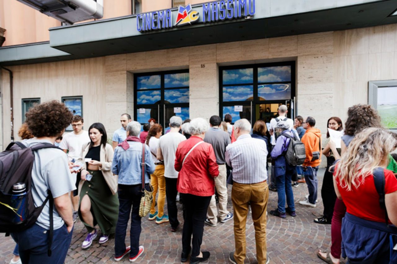 persone riunite fuoti al Cinema Massimo