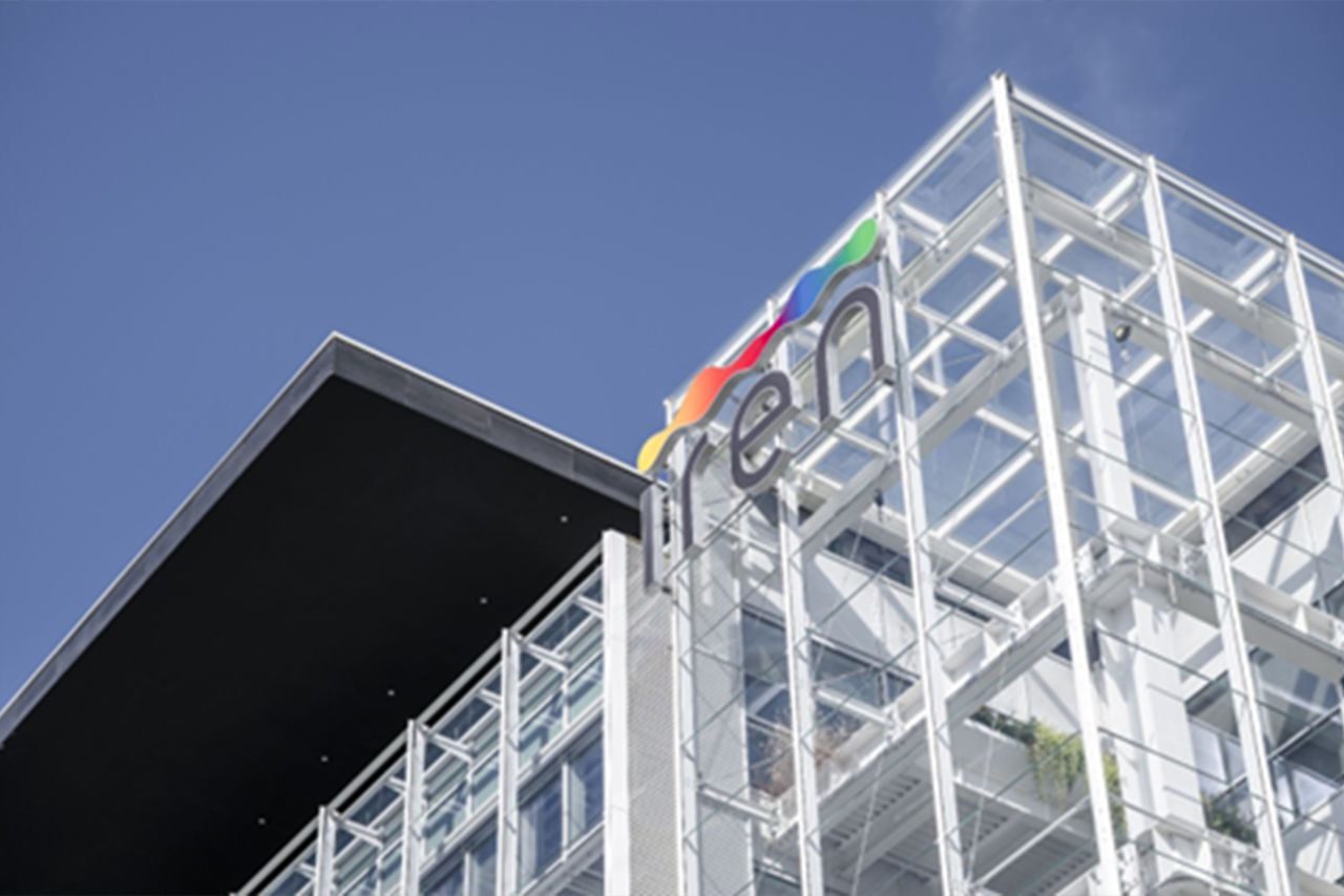 Edificio con logo Iren posto all'esterno