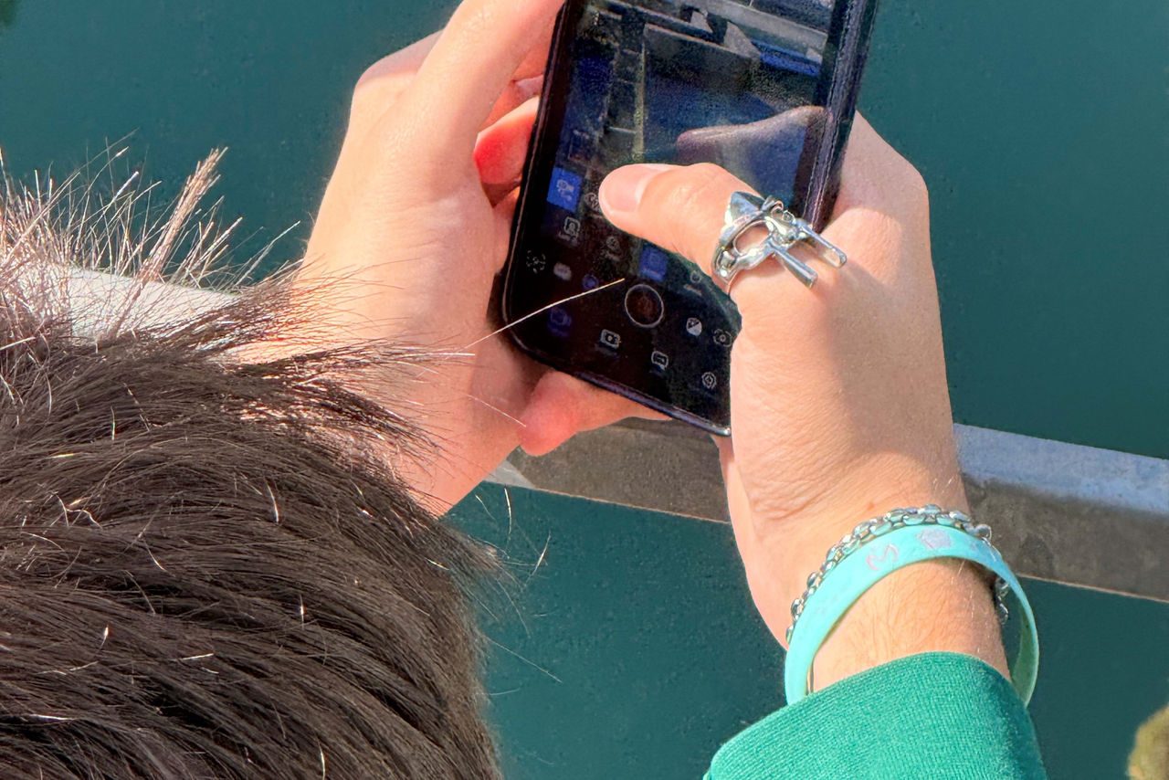 mano che sorregge un cellulare