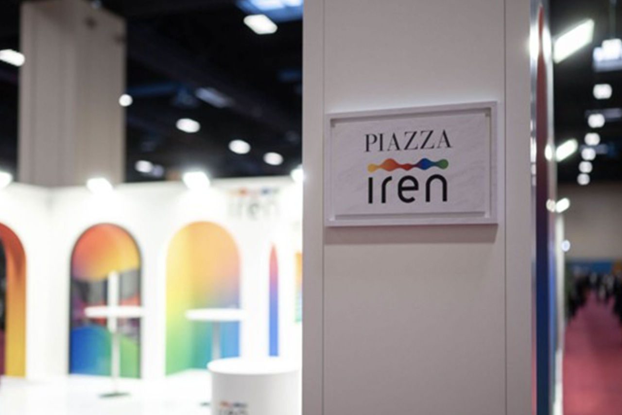 foto del cartello "Piazza Iren" allo stand del Gruppo Iren all'ANCI 2024