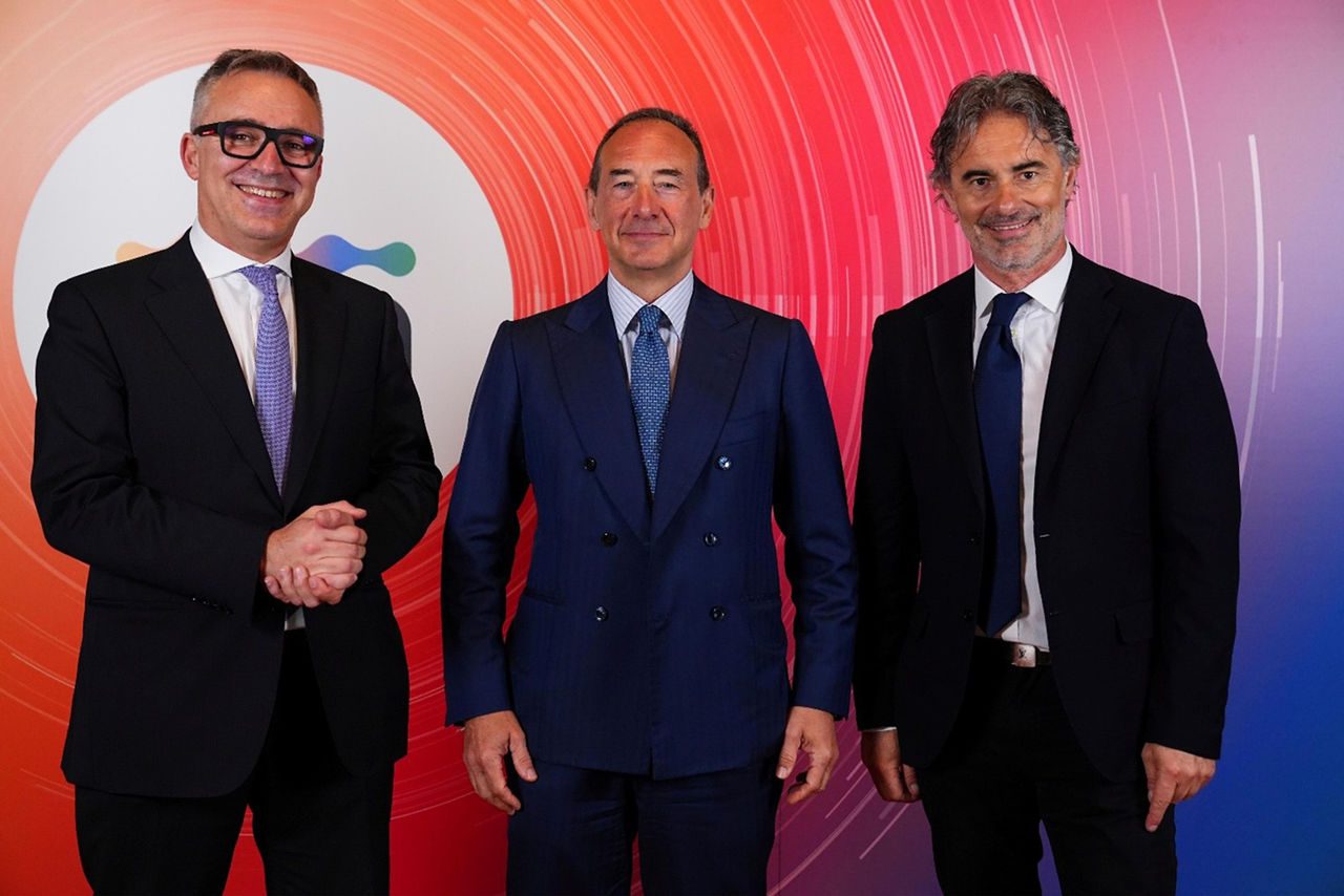 Gianluca Bufo (AD), Luca Dal Fabbro (Presidente) e il nuovo membro del CdA del Gruppo Iren posano in abiti formali davanti a un fondale colorato con logo Iren.