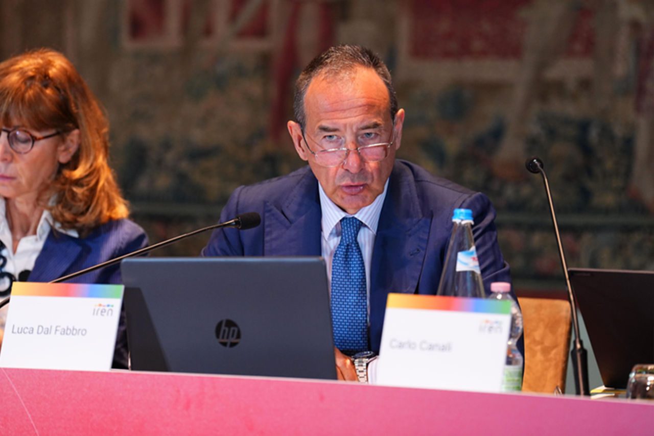 Luca Dal Fabbro, Presidente del Gruppo Iren, interviene all’assemblea soci 2025 seduto al tavolo con un computer portatile HP, accompagnato da un’altra relatrice sulla sinistra. Davanti a lui, una targhetta con il suo nome.