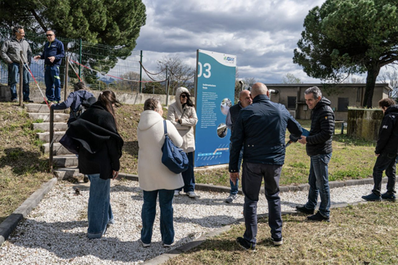 persone visitano il depuratore di camisano