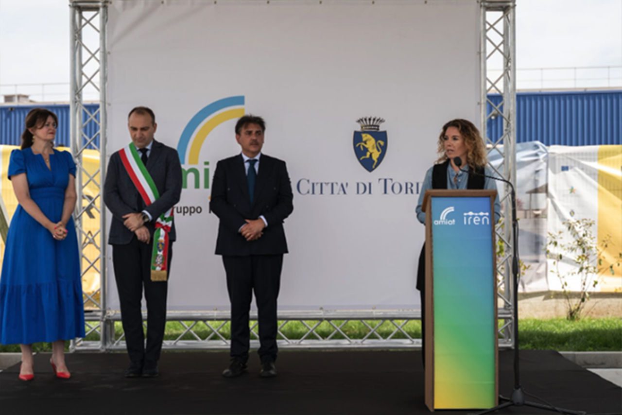 L'assessora all'Ambiente Chiara Foglietta e il sindaco di Torino Stefano Lo Russo sul palco per l'inaugurazione a Torino del nuovo Centro di Raccolta di via Massari