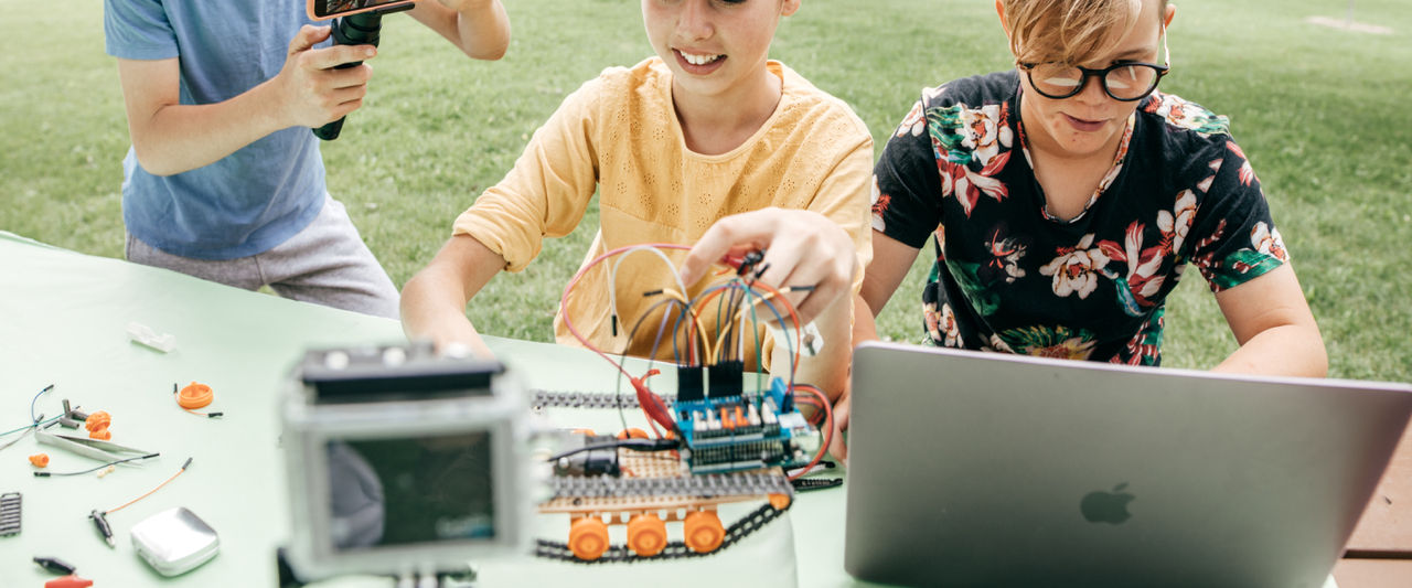 ragazzi con strumenti tecnologici