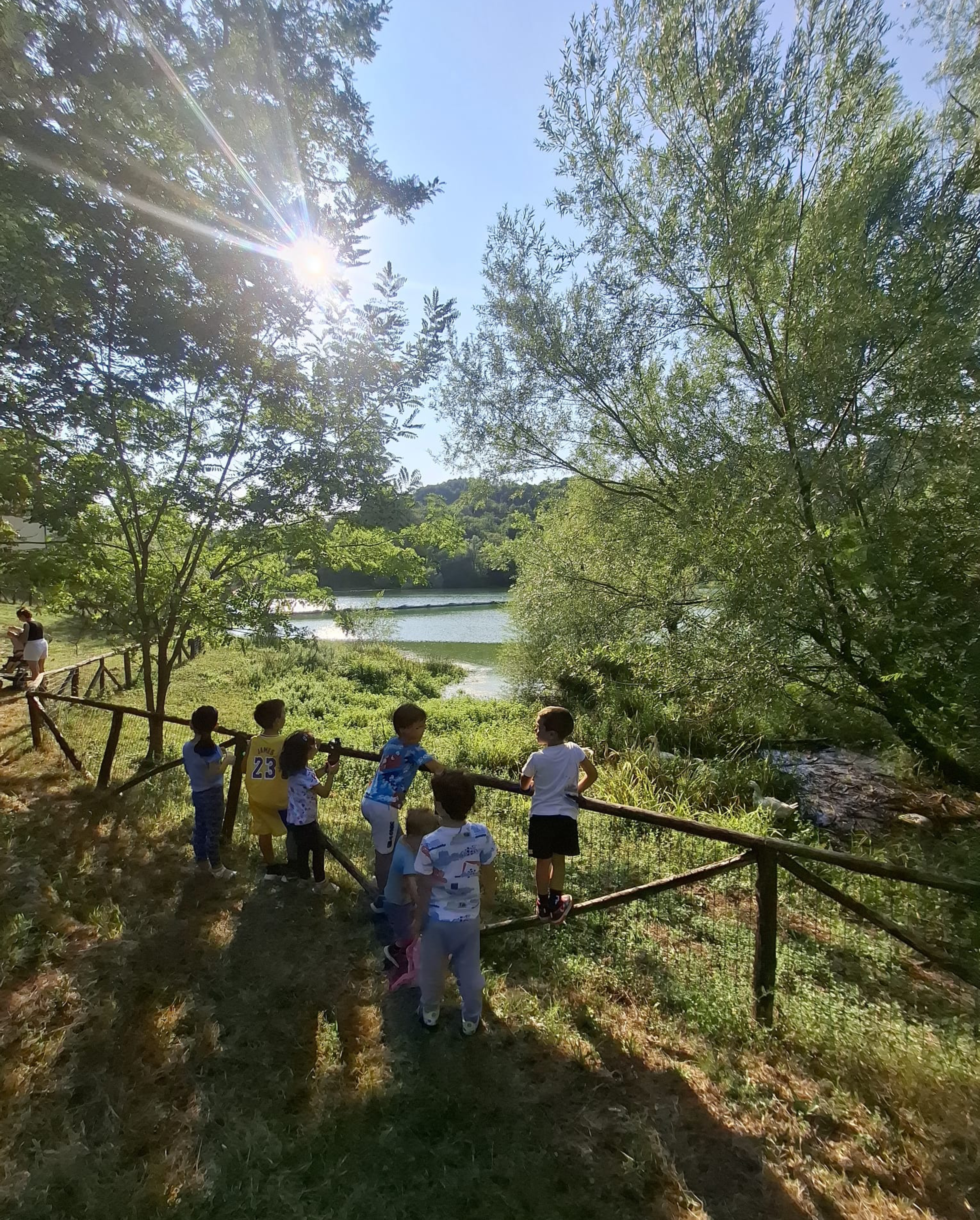 gruppo di bambini che gioca in un verde giardino