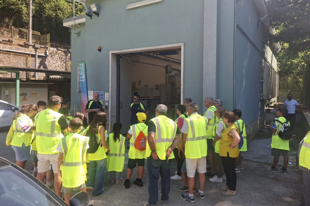 studenti e studentesse durante la visita guidata che ascoltano i tecnici della centrale idroelettrica Iren di Giffoni Valle Pian