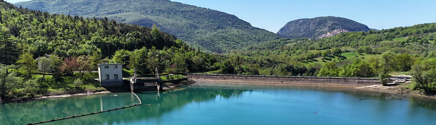 Vista dall'alto sul Lago di Sabetta e le verdi montagne che lo circondano
