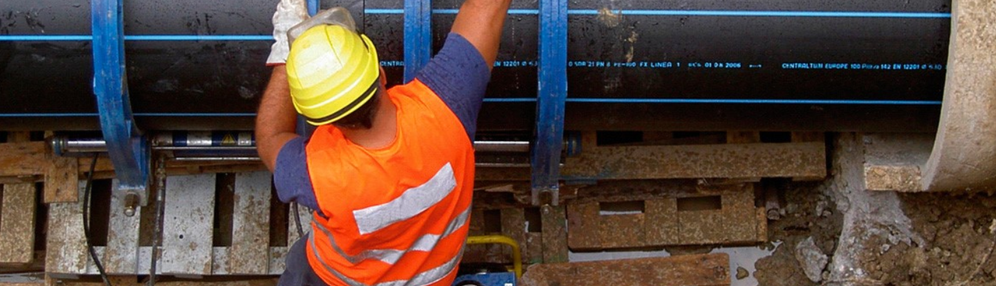 Tecnico gas Iren al lavoro di spalle