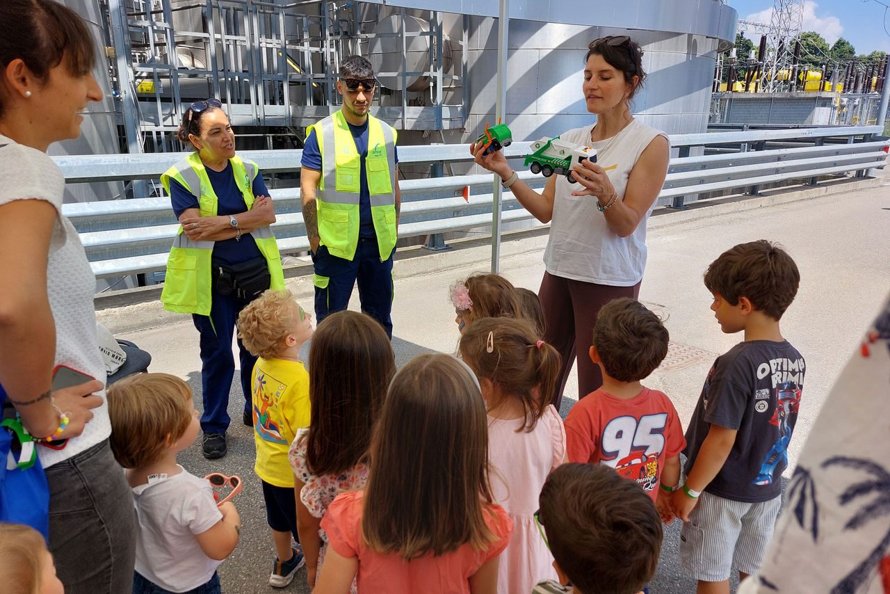 Marta Romano di Eduiren mentre spiega ad alcuni bambini e bambine le attività educative relative al mondo Iren