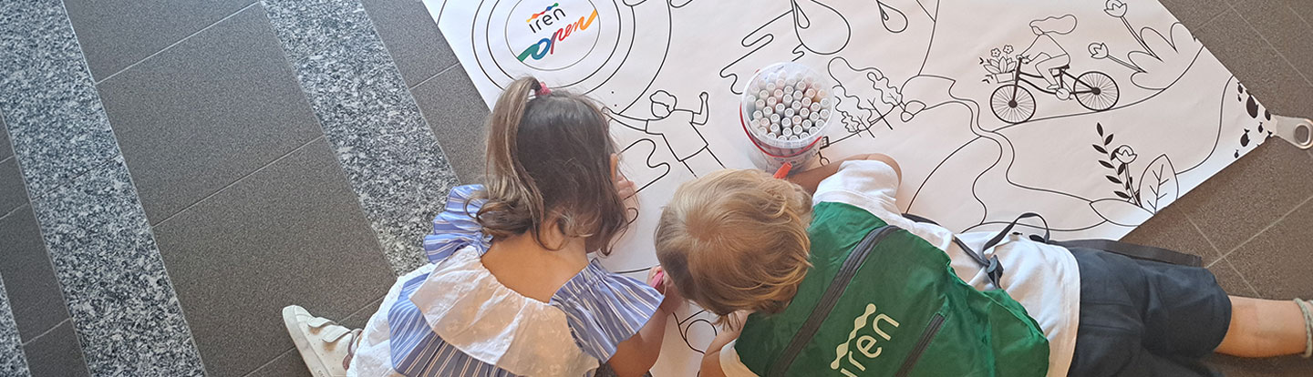 Bambini di spalle e sdraiati a colorare una disegno